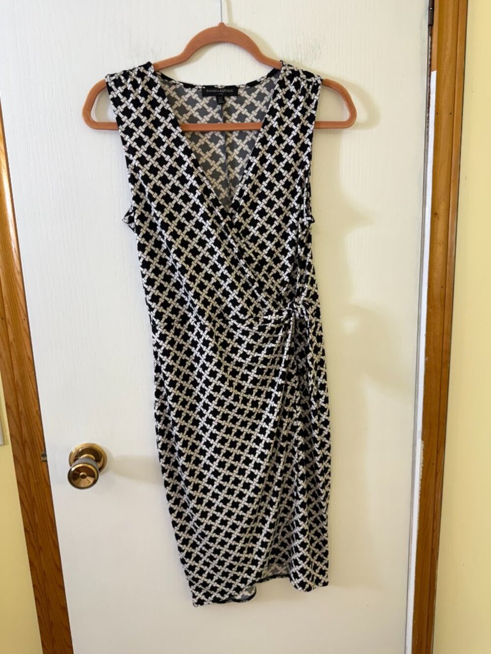๐ 2/40 Banana Republic Black White Geometric Wrap Midi Dress SP - Picture 2 of 5